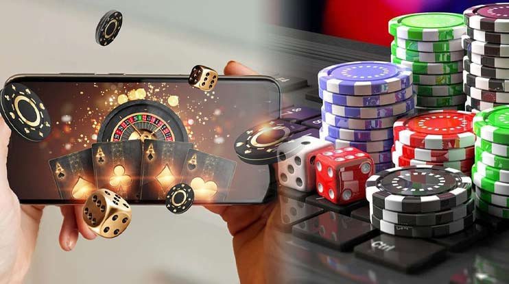 Pengguna membaca bantuan akun melalui ponsel